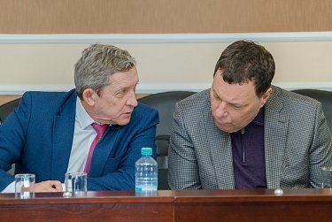 Депутаты готовятся к заседанию Законодательного Собрания